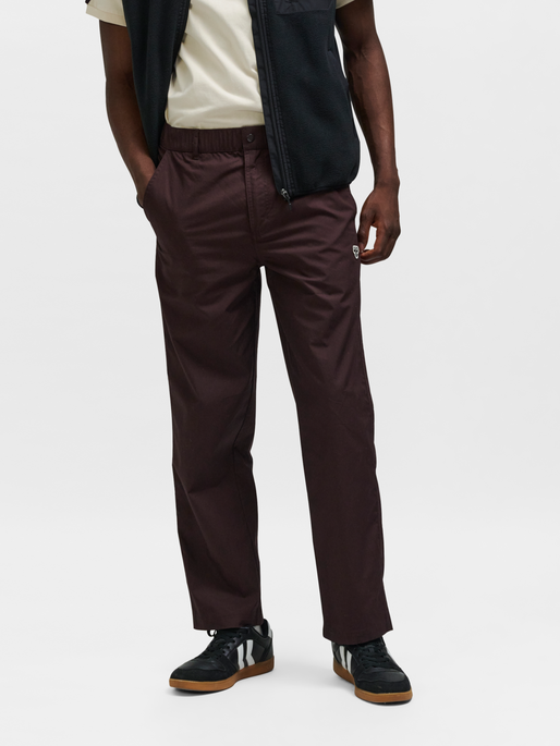 hmlCHINO PANT BEE, CHOCOLATE PLUM, model