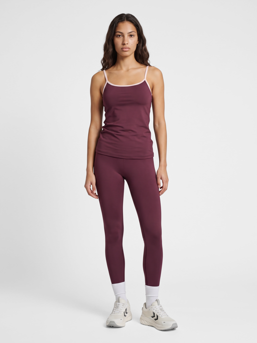 hmlBALANCE SPORTS TOP, CATAWBA GRAPE, model