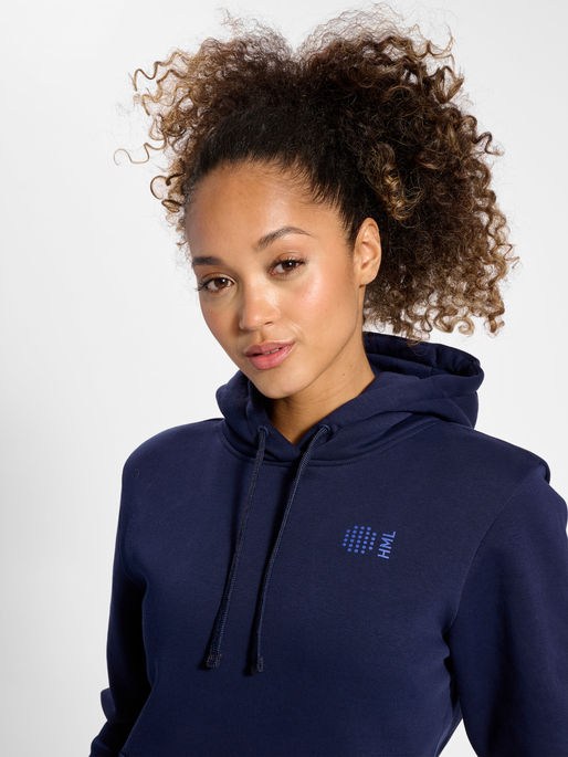 hmlCOURT COTTON HOODIE WOMAN, MARINE, model