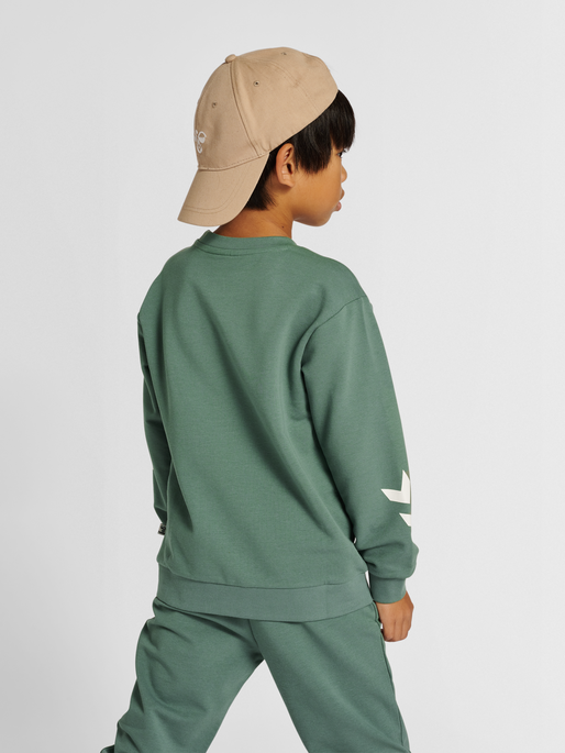 hmlVENTI TRACKSUIT, LAUREL WREATH, model
