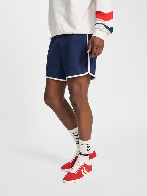 hmlPULSE RETRO SHORTS, DRESS BLUES, model