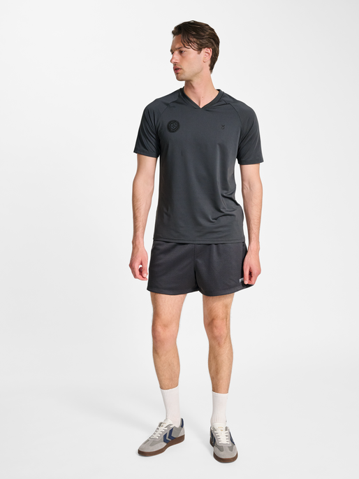 hmlPULSE MESH T-SHIRT S/S, EBONY/BLACK, model