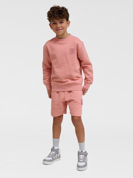 hmlCLEAN SWEATSHIRT, ROSE DAWN, model