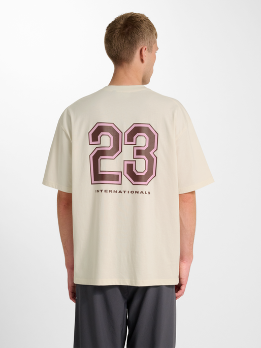 hmlLOOSE COTTON T-SHIRT S/S 23, TOFU, model