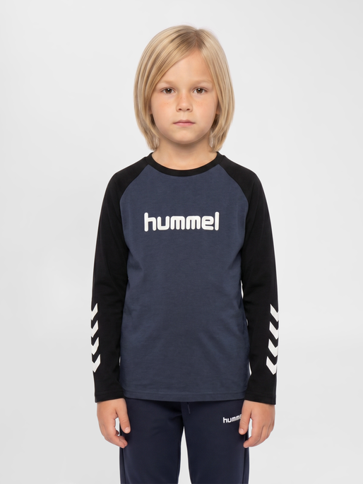 hmlJR LOGO T-SHIRT L/S, OMBRE BLUE, model