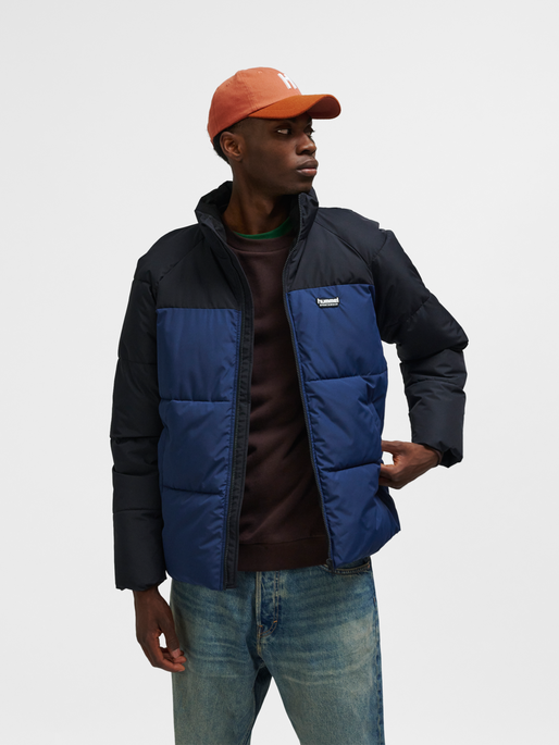 hmlPUFF JACKET SHORT SPORTSWEAR, DRESS BLUES, model