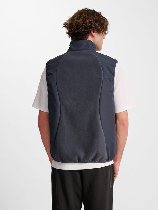 hmlHYBRID FLEECE VEST, EBONY, model