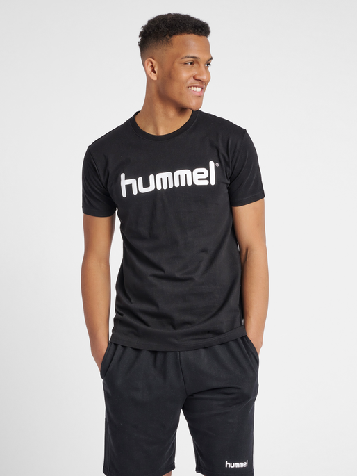 HMLGO COTTON LOGO T-SHIRT S/S, BLACK, model