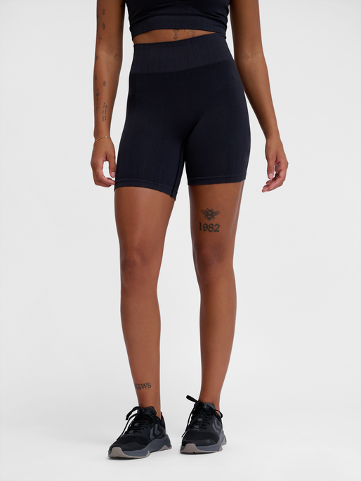 hmlMT DEFINE SEAML SCRUNCH SHORTS, BLACK, model