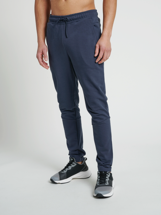 hmlISAM TAPERED PANTS, 7429, model