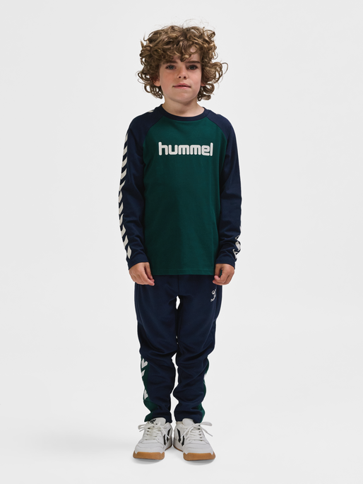 hmlBOYS T-SHIRT L/S, CAPULET OLIVE, model