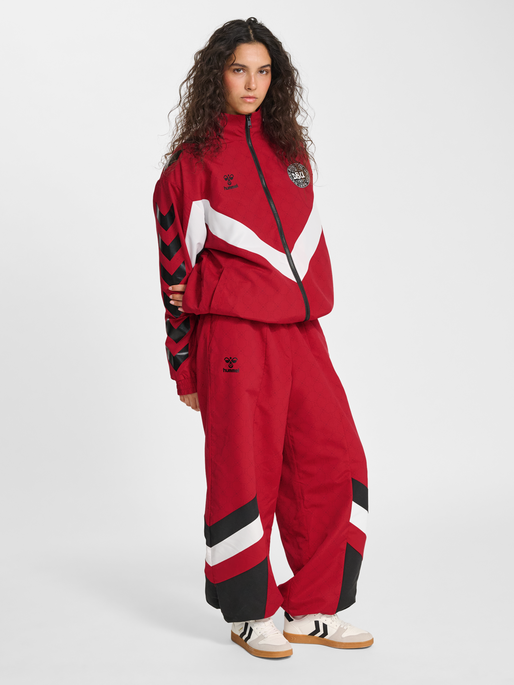 hmlTRACKSUIT PANTS DBU ROTATE, TANGO RED, model