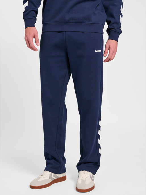 hmlSW CHEVRON ATHLETIC SWEAT PANTS, DRESS BLUES, model