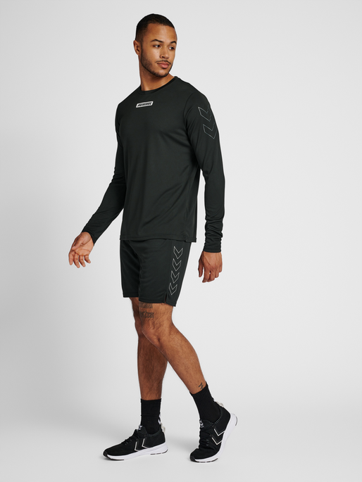 hmlTE TIHALT SHORTS, BLACK, model