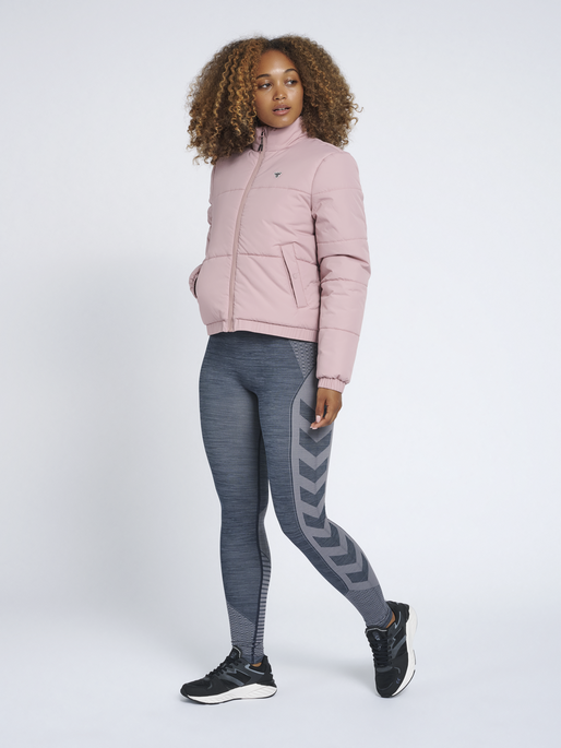 hmlSUKI PUFF JACKET, WOODROSE, model