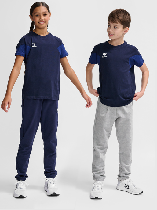 hmlTRAVEL T-SHIRT S/S KIDS, MARINE, model