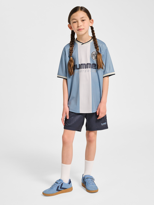 hmlJR LOOSE BALL  JERSEY S/S, FADED DENIM, model