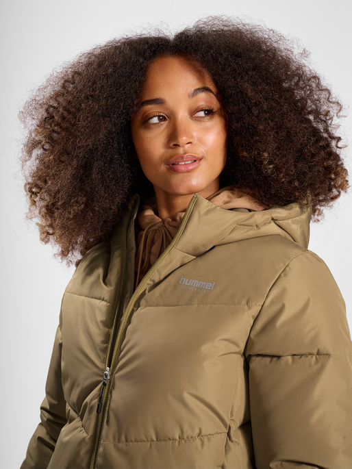 hmlLGC MIA PUFF JACKET, TIGERS EYE, model