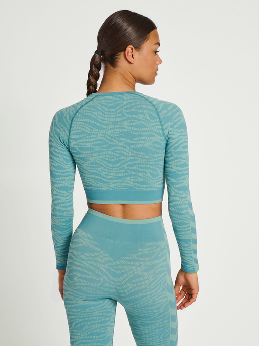 hmlMT SAGA SEAMLESS CROP T-SHIRT LS, NORTH ATLANTIC/BLUE SURF MELANGE, model