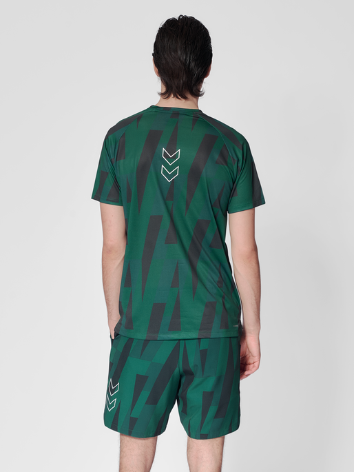 hmlCOURT AOP LIGHT WEIGHT T-SHIRT, RAIN FOREST, model