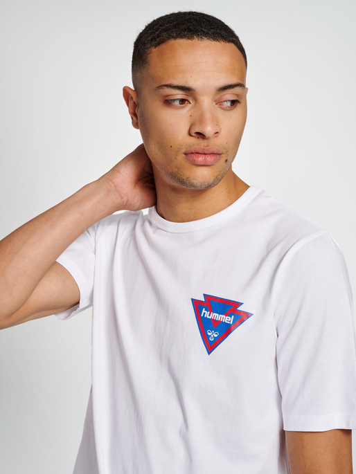 hmlIC POWEL T-SHIRT, WHITE/RED, model