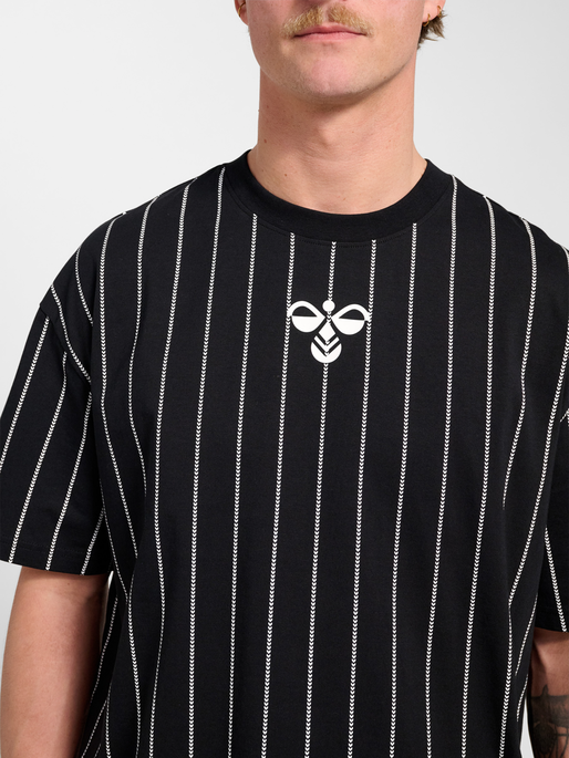 Chevron Pinstripe T-Shirt, BLACK/WHITE, model