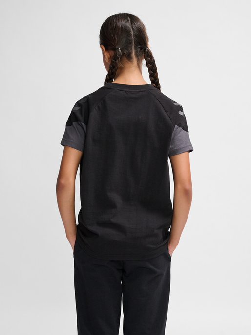 hmlTRAVEL T-SHIRT S/S KIDS, BLACK, model