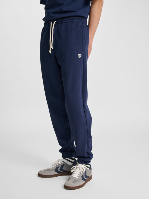hmlREGULAR SWEATPANT BEE, DRESS BLUES, model