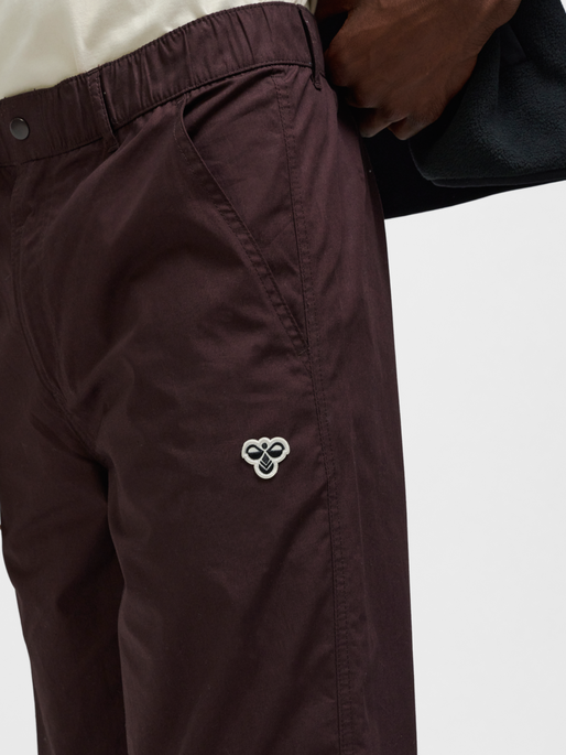 hmlCHINO PANT BEE, CHOCOLATE PLUM, model