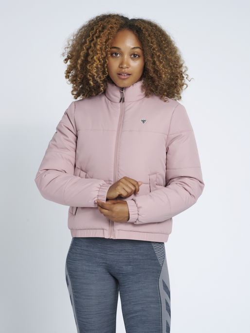 hmlSUKI PUFF JACKET, WOODROSE, model