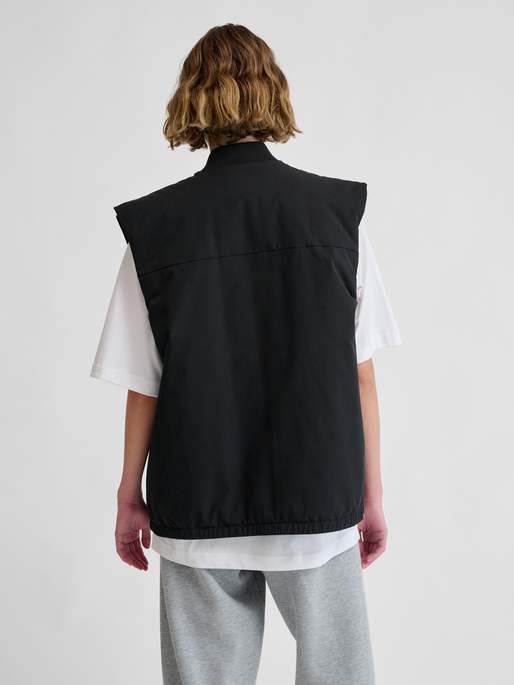 hmlTECH PADDED VEST, BLACK, model