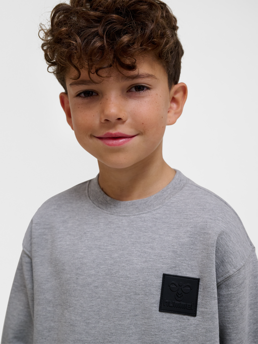 hmlCLEAN SWEATSHIRT, GREY MELANGE, model