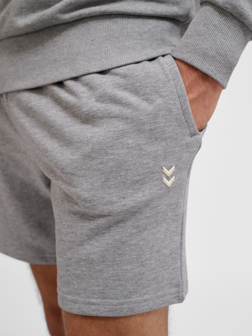 hmlPULSE SWEAT SHORTS, GREY MELANGE, model