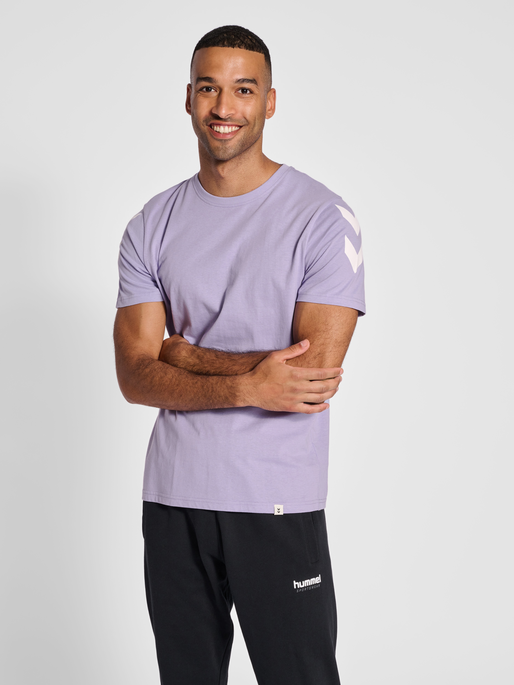 hmlLEGACY CHEVRON T-SHIRT, HEIRLOOM LILAC, model