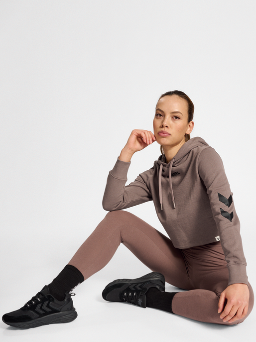 hmlLEGACY WOMAN CROPPED HOODIE, IRON, model