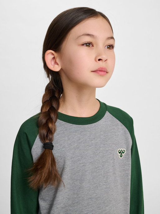 hmlJR RAGLAN LOOSE T-SHIRT L/S BEE, DARK GREEN, model