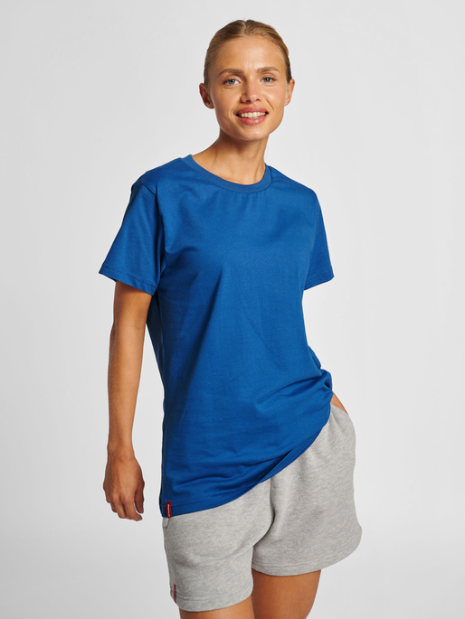 hmlRED HEAVY T-SHIRT S/S WOMAN, TRUE BLUE, model