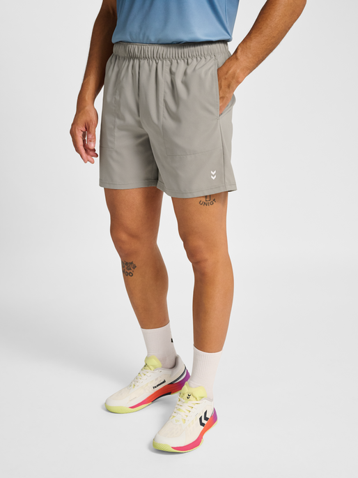 hmlPULSE WORKOUT SHORTS, ROCK RIDGE, model