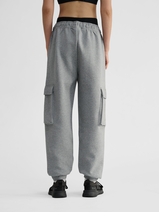 hmlTECH FLEECE LOOSE CARGO PANTS, GREY MELANGE, model