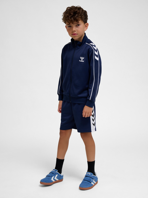 hmlORTON SHORTS, BLACK IRIS, model