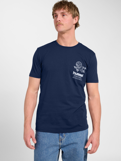 hmlPULSE GRAPHIC T-SHIRT S/S, DRESS BLUES, model