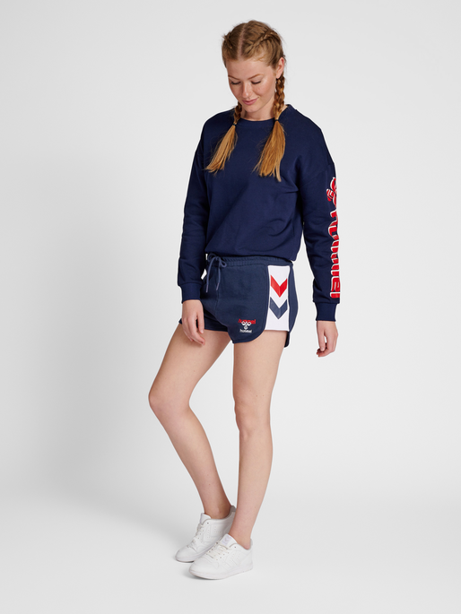 hmlIC DURBAN WOMAN SHORTS, PEACOAT, model