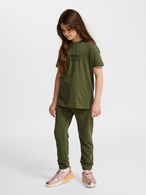hmlJR BASE T-SHIRT S/S, WINTER MOSS, model