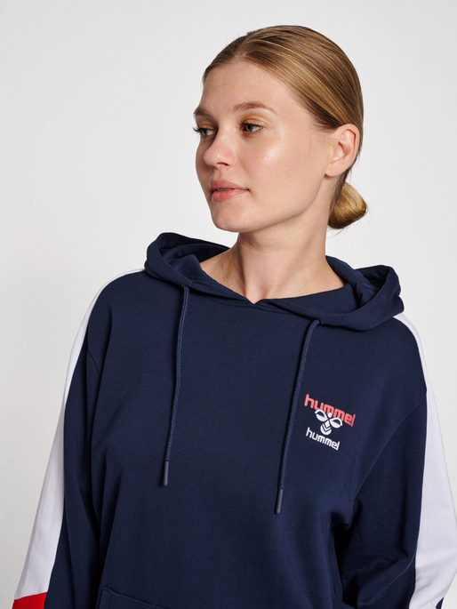 hmlIC CLAUDE HOODIE, PEACOAT, model