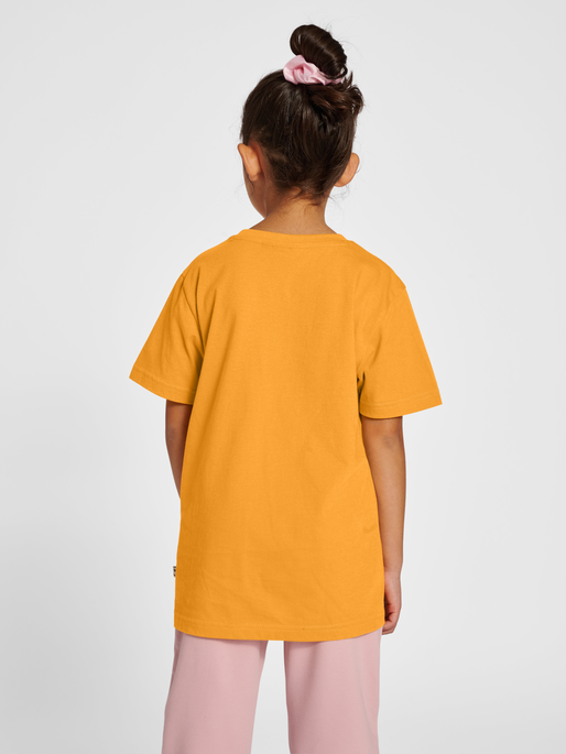 hmlTRES T-SHIRT S/S, BUTTERSCOTCH, model