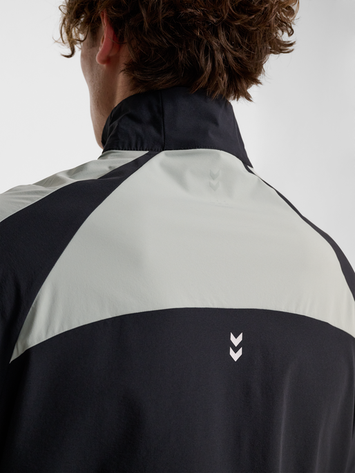 hmlPULSE JACKET, BLACK, model