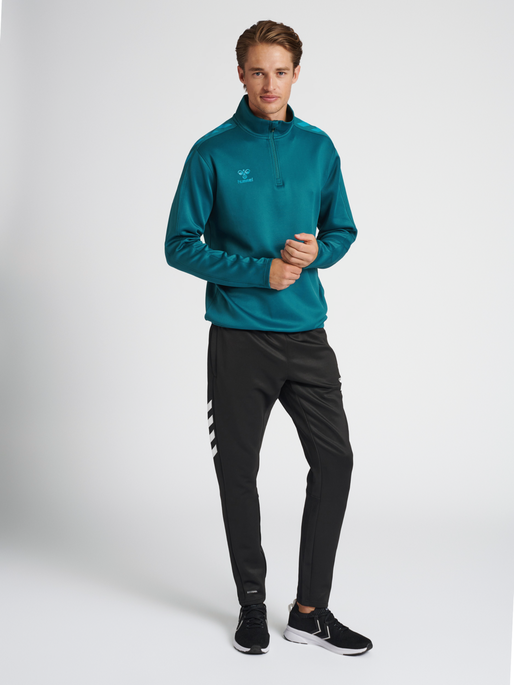 hmlCORE XK HALF ZIP POLY SWEAT, BLUE CORAL, model