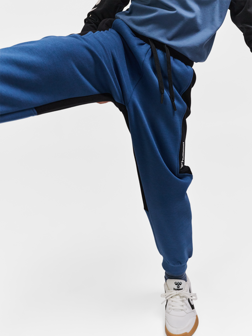 hmlREADY PANTS, ENSIGN BLUE, model