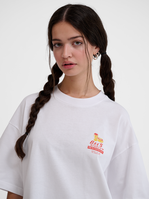 hmlLOOSE T-SHIRT S/S BEES STADIUM, WHITE/PAPRIKA, model