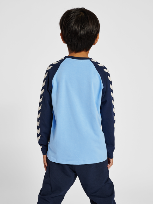 hmlBOYS T-SHIRT L/S, DUSK BLUE, model